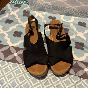 Clarks Women's Black and Tan Sandals